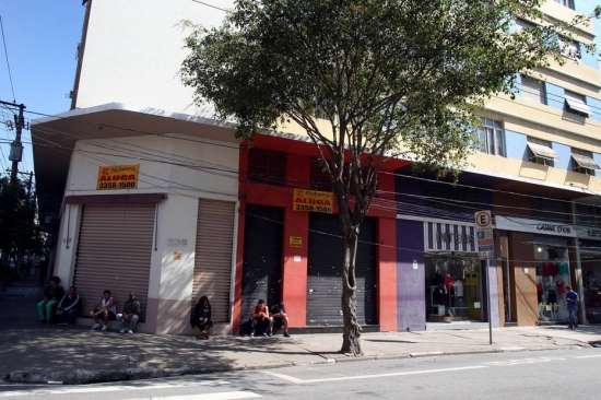  Lojas na esquina das ruas Julio Conceição e Italianos, no Bom Retiro, estão fechadas (FOTO: ESTADÃO)