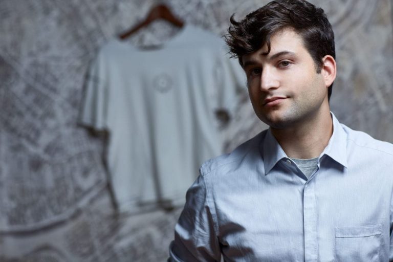 Startup Sewbo criou a primeira camiseta costurada roboticamente do mundo