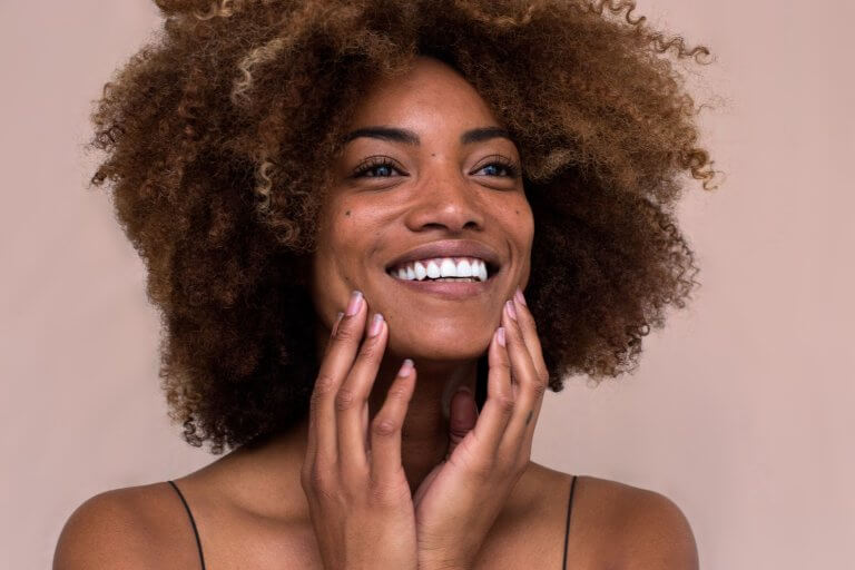 Marcas investem em roupas que reduzem o calor da menopausa